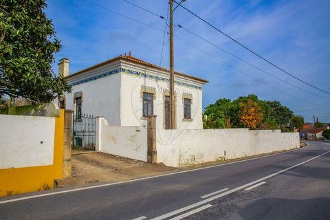 ADDRESS T3 OLD HOUSE, WELL PRESERVED, IN NEED OF REMODELING, FROM THE YEAR 1905, INSERTED IN A PLOT OF , BEING 266M2 URBAN AND RUSTIC. WITH A COVERED AREA OF 200M2, CONSISTING OF 6 ROOMS, 3 BEDROOMS AND A LARGE ATTIC FOR ENJOYMENT. THE VILLA ALSO HAS...