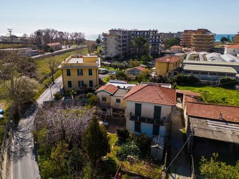 Bara några steg från stranden vid Ventimiglia Nervia, som ligger mellan det nya expansionsområdet i Nervia-parken och den romerska arkeologiska parken, finns ett fristående hus på cirka 150 m2 fördelat på två våningar och 300 m2 och trädgård, tillgän...