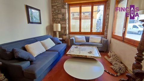House in the centre of the village of Verdú (Lleida), a charming town of less than 1,000 inhabitants in the region of Urgell.Four-storey corner and sunny village house in the centre of the village, close to the Town Hall of Verdú, Church and Castell ...