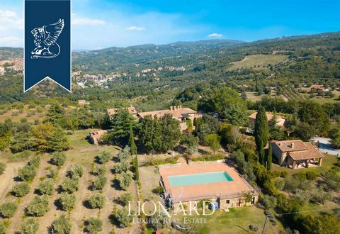 The Farmer House of the 15th century is sold in the province of Grosseto. With a panoramic view of Monte Amiat and Val d'Orcia, this residence includes the main house with 5 apartments and a panoramic villa with a total area of ​​900 square mete...