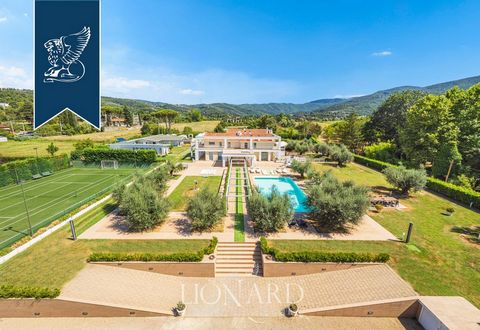 The offered exclusive hotel of the luxury, put up for sale, is located near the unique picturesque Score. The prestigious resort complex has a vast garden with an area of ​​1000 m2, with a magnificent Jacuzzi and a pool surrounded by carefully well -...