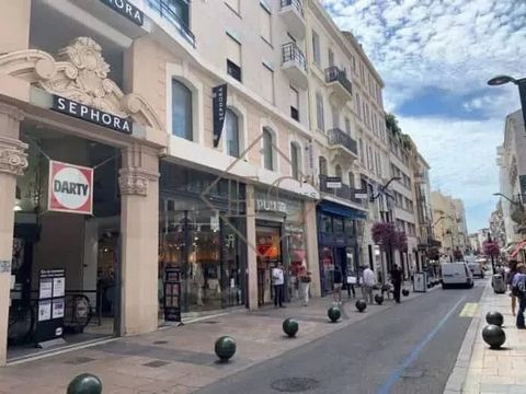 Beautiful bourgeois-style building close to rue d'Antibes. On three levels, approximately 450 sqm All commerce possible except noisy Amazing showcase For more details please contact us Features: - Air Conditioning - Sauna