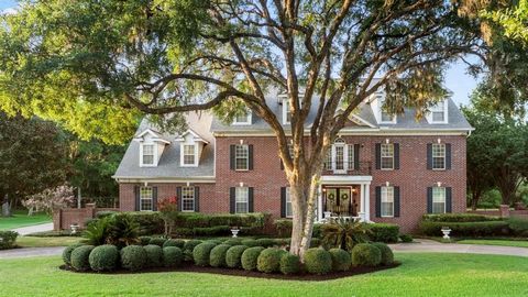 STUNNING Colonial Chic estate nestled on a wooded 2.5 ACRE oasis in prestigious Huntington Oaks. Enjoy luxury upgrades throughout, from custom lighting, to fresh paint, no expense was spared. Gorgeous floor to ceiling fireplace, dramatic soaring ceil...