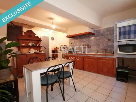 Great potential for this charming village house located a stone's throw from the shops. On entering the ground floor, you enter the separate kitchen and on the first floor, you discover the high ceilings of the living room and bedroom. A refresh of t...