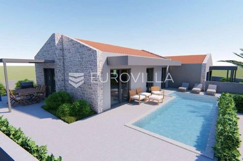 This interesting one-story house located in a quiet place not far from the sea and Poreč is an ideal choice for those who are looking for quality and modernity outside the city noise. In its 66 m2 of living space, the house is divided into an entranc...