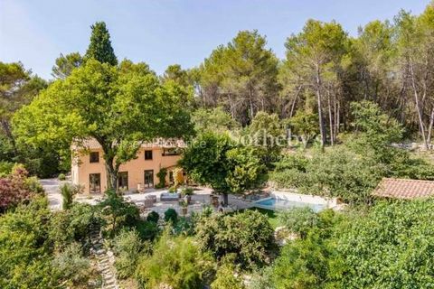 This charming house, with a living area of 145 m² and an additional 15 m² outbuilding, is a rare find. It is situated on a spacious plot of approximately 1.5 hectares and has recently undergone a high-quality renovation, creating a tranquil and green...