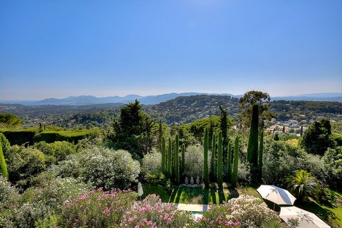 In absolute calm, out of sight and in an exceptional environment, this Tuscan-inspired villa offers a magnificent view of the bay of Cannes and the hills of the Estérel. A few minutes from the old village of Mougins, its restaurants and its galleries...