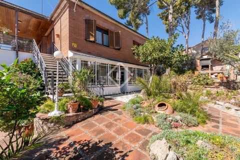 Lucas Fox presents this house in the Montemar area, Castelldefels, a versatile property , either as a house for a large family or as an investment for two families. This corner house, located on a quiet and peaceful street, stands out for its renovat...