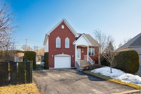 Magnificent property very well maintained over the years in a coveted area of Saint-Basile-le-Grand. Close to all services, public transportation, commuter rail, schools, restaurants and parks. Welcome, everyone! Renovations: 2009 - Finishing of the ...