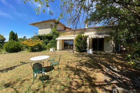 This unique property sits in 3 hectares of land on the right bank only 15 minutes from Bordeaux town centre and the gare Saint-Jean. Nestled in a beautiful rural setting at the end of a no through road. The house and stone dependencies enjoy an amazi...