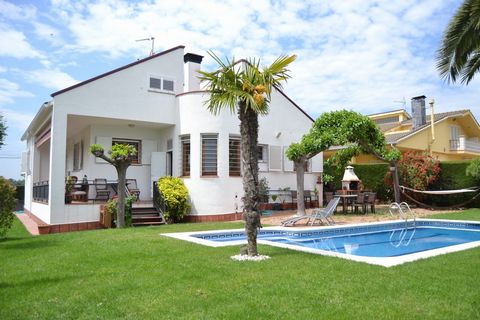 VILLA WITH LARGE GARDEN AND POOL. Located in Santa Eulàlia de Ronçana, 20 min. from Barcelona, with all the nearby services and at the same time you can enjoy a lot of tranquility.. . The total area of the plot is 812m2, the house has 270m2 useful, d...