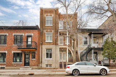 Superb condo in divided property with character, hardwood floors, woodwork and exceptionally preserved moldings. Ceilings over 9 feet. Housing and buildings very well maintained. Spacious 8 1/2 room apartment. Four of them can be used as a bedroom or...