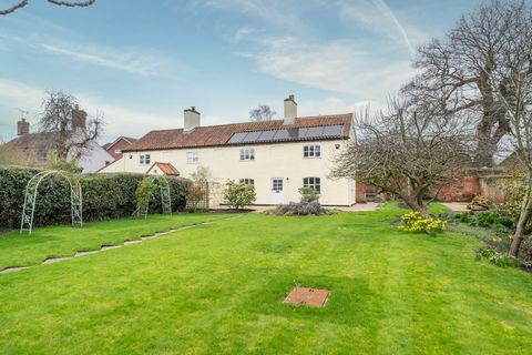 Right in the centre of the beautiful town of Reepham, this attractive property has everything on the doorstep, yet it’s tucked away in a very quiet setting and you wouldn’t even know it was here. Newly refurbished by the owners, perfectly balancing p...