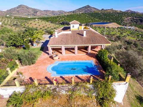 Large and solid Finca with stables, huge garage and very well located with beautiful views!!!! It is distributed in 2 floors as follows: Ground floor: Entrance hall, cloakroom and storage room. Spacious living room with fireplace and access to the la...