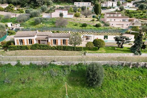 UNDER ACCEPTED OFFER *** We offer for sale a superb Provencal villa with swimming pool and outbuilding With a surface area of about 128m2 on a plot of about 1850m2, the villa is composed of a living room dining room, a closed kitchen, 3 bedrooms, 2 b...