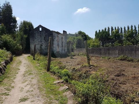 Property located in the city of Maia, once a mill, today with allocation for housing with 150m2 of implantation, two floors and four fronts. This house is framed in a plot of 1000m2, with magnificent landscapes and even a river that runs through the ...