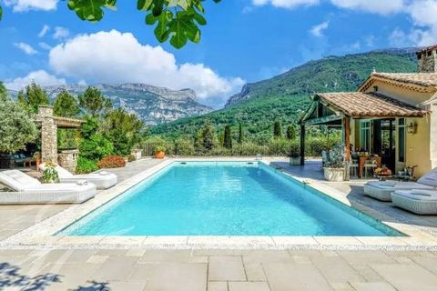 With panoramic views over the village of Bar sur Loup and the mountains, this stunning property has been recently renovated to the highest standards and offers all the desired space and comfort. The main villa, with its majestic stairs, comprises lar...