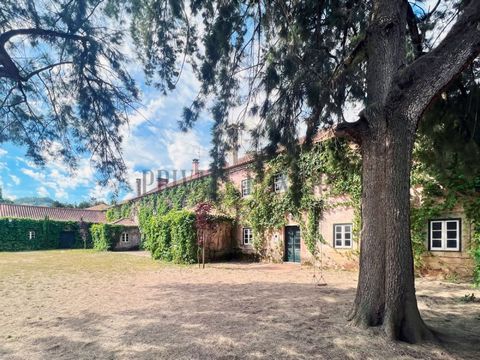 Located just 45 minutes from Lisbon, in the municipality of Torres Vedras, this historic estate offers you the opportunity to own a property with unique features, ideal for a primary/secondary residence or for a singular hotel project. Surrounded by ...