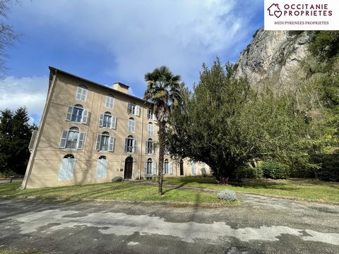 Located in a beautiful manor house surrounded by a magnificent park, come and discover this commercial premises with a total area of 30m2. It consists of: A room of 13 m2 A room of 8m2 and another room of 7m2, a toilet and a shower and a large common...