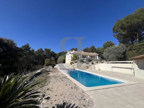 L'ISLE-SUR-LA-SORGUE, Located at the top of one of the most prestigious areas of L'Isle-sur-la-Sorgue. Come and visit this comfortable, traditional villa, offering beautiful views across the valley to the Alpilles! With around 240m² of living space a...