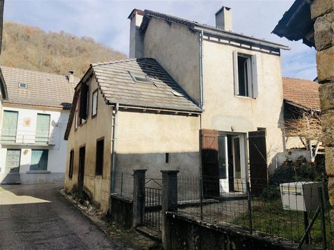 Summary This town house, semi-detached on one side, is approximately 75 m² on the ground floor. It has 2 floors and sits on a plot of 100 m² of which 35 m² are used as a terrace or garden. On the ground floor there is a living room and a kitchen of a...