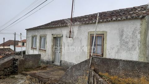 Great opportunity! An old house with three bedrooms to recover in the Parish of Ribeirinha, with an excellent view over the parish, the sea and the islets of the goats will certainly attract many interested parties. The privileged location and restor...