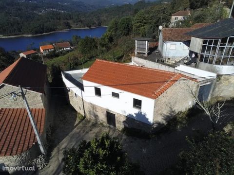 Kom en ontdek dit charmante huisje, klaar om te worden opgeknapt en omgetoverd tot uw droomverblijf. Gelegen in Argozelo de Maias, een typisch dorp in het noorden van Portugal, straalt deze woning een verbluffende charme uit, omgeven door bossen en m...