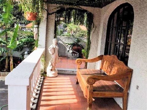 Located in Funchal. 5 bedroom villa located in São Gonçalo, traditional style. Large areas in all rooms. Remodeled kitchen. Room of hosts and room type suito for cleaning maid.Garden and swimming pool- Good sun exposure throughout the house. Laundry....