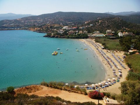 Ceci est 2000m2 de terrain, avec vues sur mer et montagne dans la région de Mardati, à moins de 5 minutes en voiture de la ville touristique moderne d'Agios Nikolaos. Il est possible de construire un total de 400 m2 sur deux étages. Cela vous laisse ...