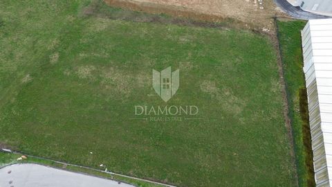 Location: Istarska županija, Pazin, Stari Pazin. We proudly offer industrial land in the heart of Pazin, perfectly positioned for your business ambitions. The total area of 1950m2 provides plenty of space for your industrial needs, without limits. Th...