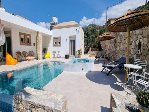 Located in Ierapetra. Set on the outskirts of the small village of Vainia, Ierapetra and only a 5 minute drive to the long sandy coast this is a large property (3500m2) built to modern standards ideal to be used as a permanent residence or a holiday ...