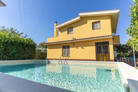 Casa Mamma Maria is a bright country house, surrounded by greenery, quiet and peaceful. It is located in one of the most panoramic areas of the Alcantara Valley with a view of Mount Etna, the sea of Giardini Naxos and the nearby towns of Motta Camast...