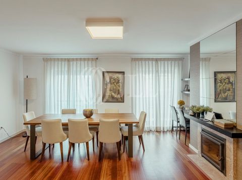 3-bedroom apartment with 149 sqm of gross private area and two parking spaces in Avenidas Novas, Lisbon. The apartment features a living room with a fireplace, a fully equipped kitchen, three bedrooms, all with built-in wardrobes, and one of them bei...