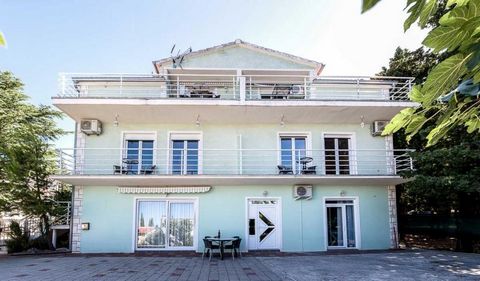 Haus mit 8 Wohnungen in Starigrad mit Meerblick, nur 50 Meter vom Meer entfernt! Die Gesamtfläche beträgt 420 qm. Das Grundstück ist 250 qm groß. Das Haus wurde 1975 erbaut und 2013 komplett renoviert. Das Haus besteht aus acht Wohnungen, die sorgfäl...