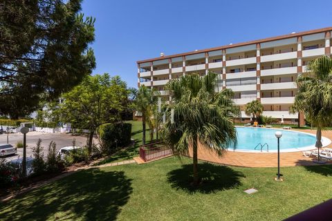 Located in Vilamoura. This is your invitation to experience comfort and elegance in one of Vilamoura's most coveted locations. We present this charming 3-bedroom apartment, available for annual rental, in the prestigious Edifício Avelas. Apartment Fe...