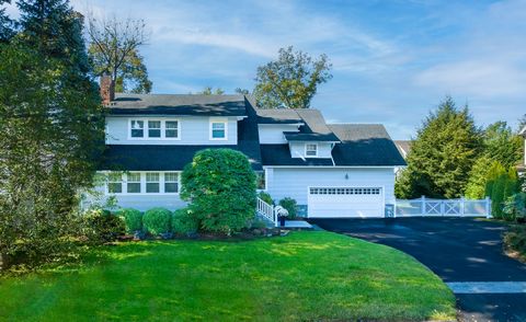 Situated south of the village in the sought-after Old Greenwich area, this exceptional 4/5 bedroom residence boasts 3,567 square feet of thoughtfully designed living space. The generously proportioned and refined living and dining rooms seamlessly fl...