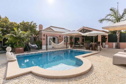 Charming villa of traditional Portuguese construction and with excellent quality and tasteful finishes. Located in Vila Nogueira de Azeitão, less than a 10-minute walk from the center of the village. Located in a renowned wine area and just 35 minute...