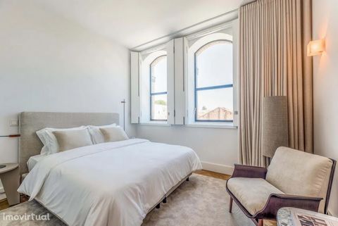 1 bedroom apartment (81 m2) inserted in a prestigious residential condominium in Convento do Beato. The project is born from the meticulous rehabilitation of old industrial spaces, preserving the history and essence of the place. Located in the forme...