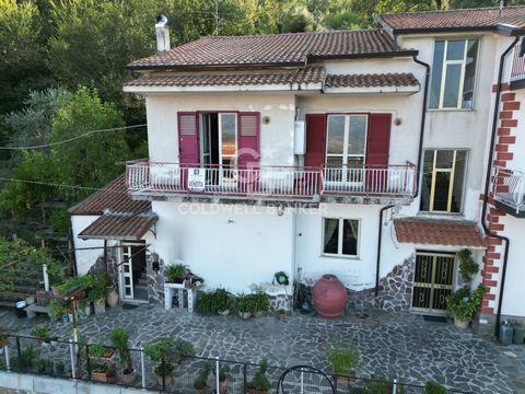 We offer for sale a large semi-detached house in Ogliastro Cilento, a small town 10 minutes from Agropoli and the sea. Located in a quiet and convenient area, this property offers a variety of spaces and opportunities to suit your needs. On the groun...