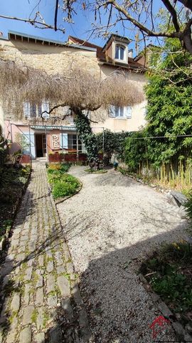 Exclusive! Discover this (furnished) village house dating from around 1640, located in the heart of Arbois. Featuring a remarkable architectural element, this ancient village wall with a loophole offers a striking testimony to local history, adding a...