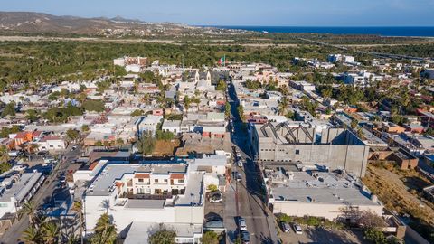 Situated amidst the vibrant ambiance of ''The Art Walk'' in San Jose del Cabo, this 300 m2 lot offers a rare opportunity to immerse yourself in the cultural heartbeat of the area. Located just 2 minute away from the main square of the Art Walk on Zar...