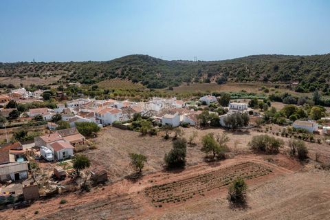 Located in Vila do Bispo. Land with feasibility of construction, located in the heart of Vale de Boi. Typical Portuguese village located between Burgau and Salema. In a quiet and peaceful location, this could be the opportunity to build your dream ho...