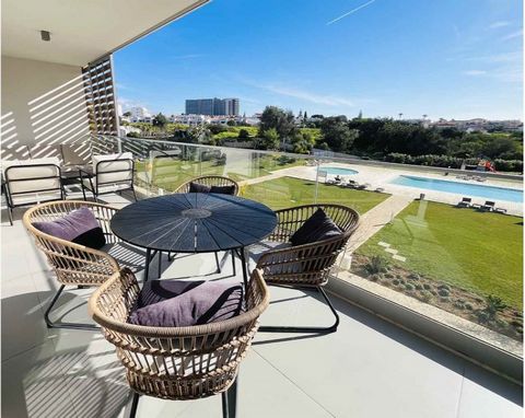 1 bedroom apartment with terrace and large windows, set in an exclusive private condominium of contemporary design: ALBUFEIRA GREEN APARTMENTS. Big living room with direct access to a spacious terrace with BBQ. Fully equipped kitchen and integrated c...