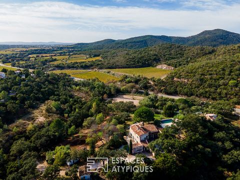 Ideally located, close to the sea in the town of La Londe-les-Maures, come and discover this paradise for nature and horse lovers. An extraordinary property exclusively at Espaces Atypique. Completely renovated with taste, the villa of about 226 m2 b...