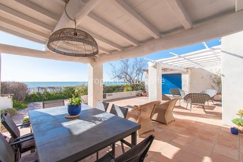 Située en face des plages de Frontignan, nous avons le plaisir de vous proposer cette villa d'architecte d'inspiration grecque avec accès direct à la plage depuis un portillon privé. D'une superficie de 209m2 habitables, elle se compose d'une entrée ...