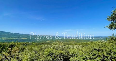 The Pierres & Tradition agency in Luberon offers you this unique property totaling 1027 m² built and benefiting from an exceptional view. This comfortable property with generous volumes consists of a main house (living room of 52 m², 3 bedrooms, 2 ba...