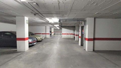 We present you an excellent opportunity to acquire a parking space in a privileged location in Elda. This garage space, with a size of 12 square metres, is located in Calle Ramón Gorge Nº 44, one of the most sought-after areas of the city. Outstandin...