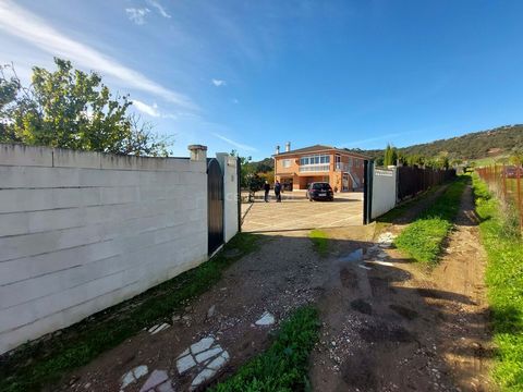 Villa individuelle à vendre près de la Sierra de Fuentes avec piscine. Il a un accès facile depuis la route d’accès, après quoi se trouve la maison entourée d’une grande zone entièrement pavée. La maison a un total de 240 mètres carrés, se compose de...