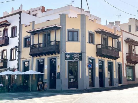Discover an incredible investment opportunity that combines history, gastronomy, and lifestyle in one captivating property. Nestled in the vibrant heart of Teror, this iconic building boasts a unique blend of a charming bar/restaurant and a spacious ...