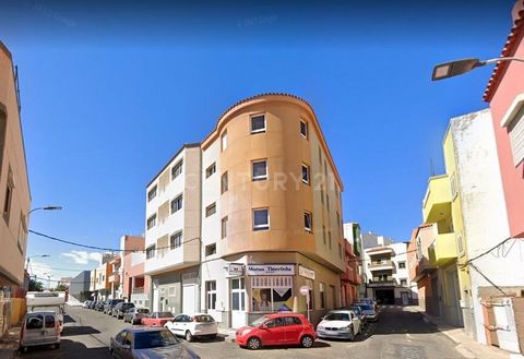 ¡Oportunidad de inversión en Vecindario, Gran Canaria! ¡No te pierdas esta increíble oportunidad de inversión en un edificio en pleno corazón de Vecindario, Gran Canaria! Este edificio consta de 6 viviendas actualmente alquiladas y un local comercial...